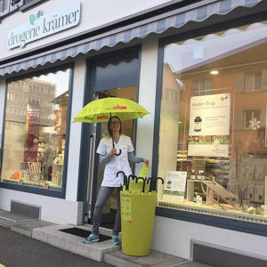 Drogerie Krämer: Foto Leihschirmaktion bülachSTADT