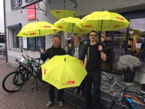 velobirrer: Foto Leihschirmaktion bülachSTADT